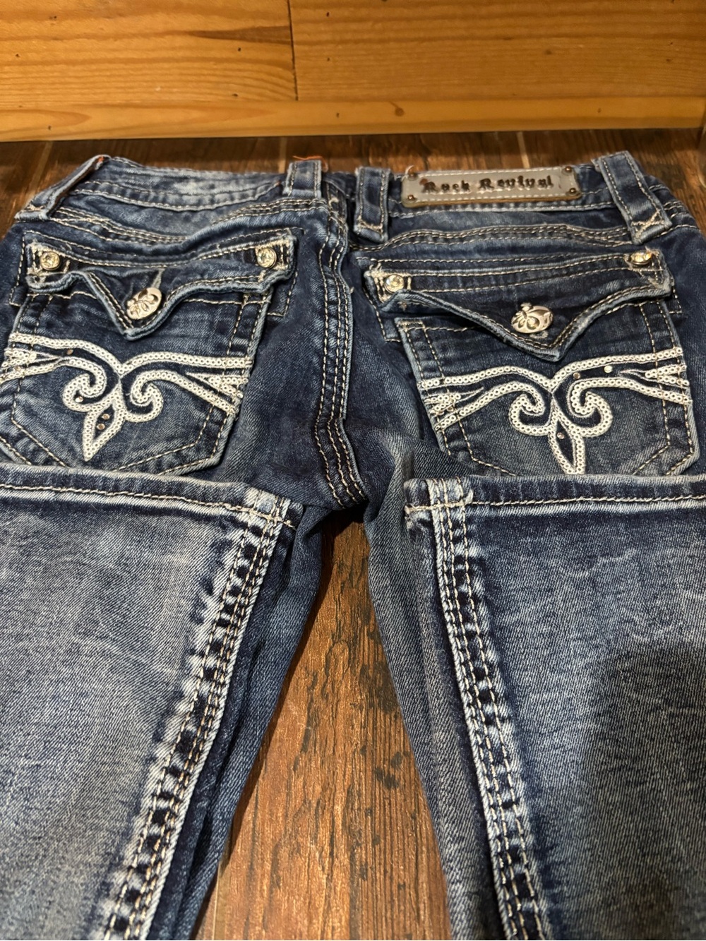 Rock Revival Womenโs Faded Blue Embroidered Back Pocket Skinny Jeans
